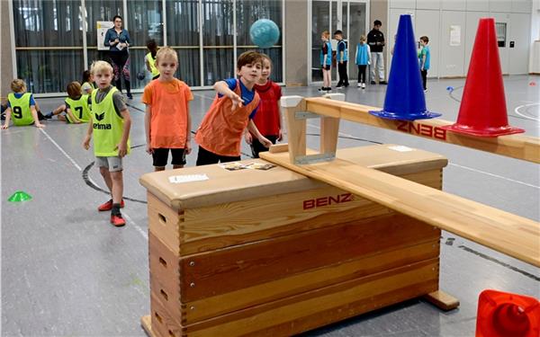 Das Hütchenwerfen war der Renner für die Kids. GB-Foto: Holom