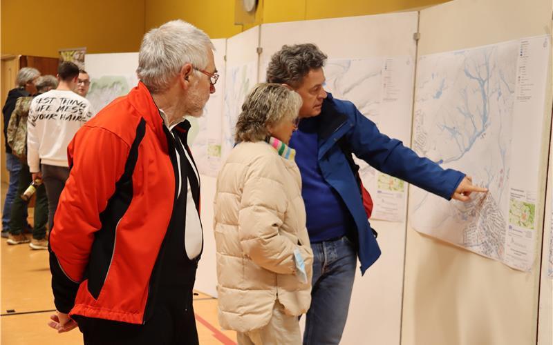 Das Ingenieurbüro Heberle hatte Starkregengefahrenkarten auf Stellwänden in der Pfäffinger Turnhalle aufgehängt, auf denen sich die vielen Besucherinnen und Besucher darüber informierten, wie stark die eigene Wohnlage gefährdet ist.GB-Foto: Priotto
