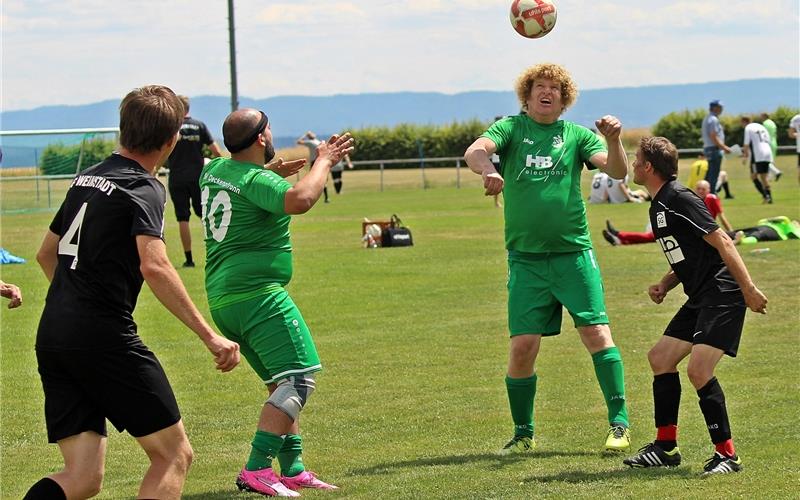 Das Inklusionsteam des SV Deckenpfronn (grüne Trikots) verlor das Endspiel gegen den SV Zimmern mit 1:4. GB-Foto: Bernhard