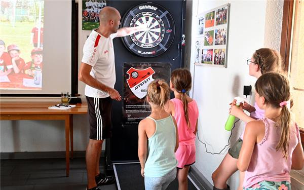 Das Interesse an der Demonstration im Rahmen des SVA-Sommersportfestes war groß. GB-Foto: Holom