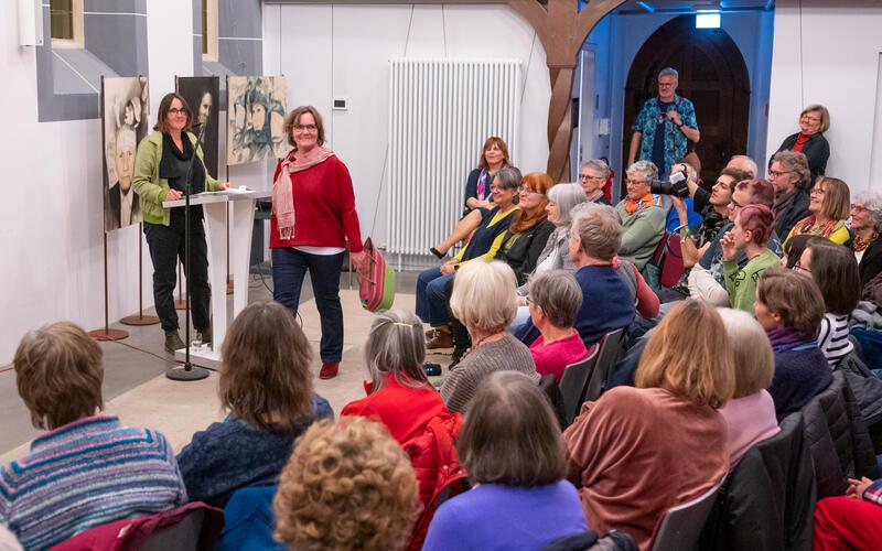 Das Interesse an der Veranstaltung in der Spitalkirche ist riesig. Es müssen zusätzlich Sitzmöglichkeiten herangeschafft werden.Katja Klaus vom Weltladen (am Pult) kommentiert die vorgeführte Mode. GB-Foto: Vecsey