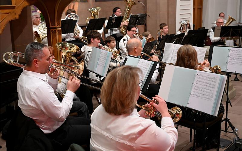 Das Jubiläumskonzert zu 80 Jahren Posaunenchor Oberjesingen begeistert die Zuhörer in der Bricciuskirche. GB-Foto: Holom