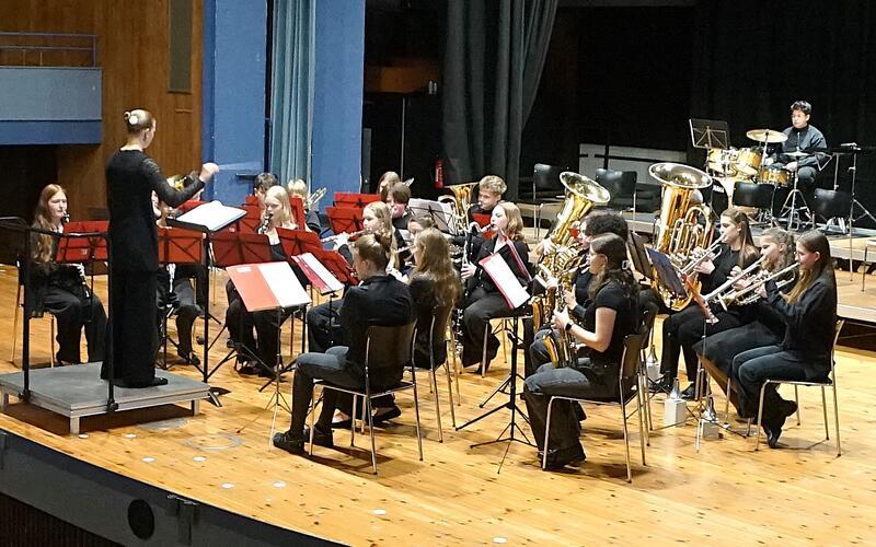 Das Jugendorchester der Stadtkapelle (im Bild) wurde ebenso von Miriam Raspe geleitet wie das Sinfonieorchester der Musikschule. GB-Foto: Straub