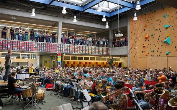 Das Jungbläserfestival bot ein eindrucksvolles Klangbild in der TSR-Aula. GB-Foto: gb