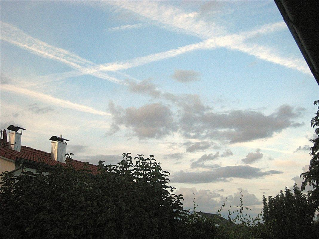Das KREUZ & QUER des Lebens – naturgetreu abgebildet am Abendhimmel.  Von Frank ...