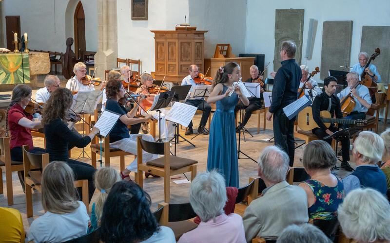 Das Kammerorchester musizierte mit den Solisten Juliana Dela Fonte (Querflöte) und Mateus Dela Fonte (Gitarre). GB-Foto: Vecsey