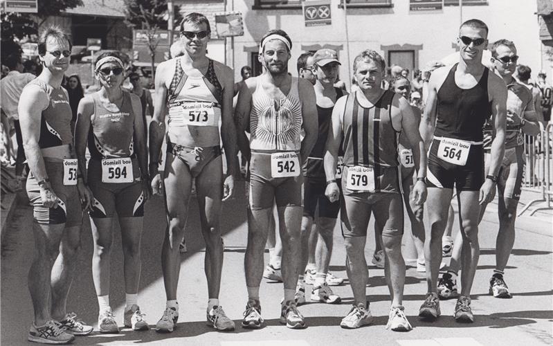 Dreikämpfer wollen an alte Glanzzeiten anknüpfen Das Kayher Triathlonteam im Mai 1997 mit (von links) Christhard Henning, Katrin Pfeffer, Patrick Thibor, Norbert Hohl, Dieter „Fax“ Weippert und Marc Thibor GB-Foto (Archiv): Bäuerle