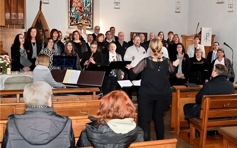 Das Kirchenkonzert mit dem Chor „TaktGefühl“ verbindet weltliche und kirchliche Musik. GB-Foto: Holom