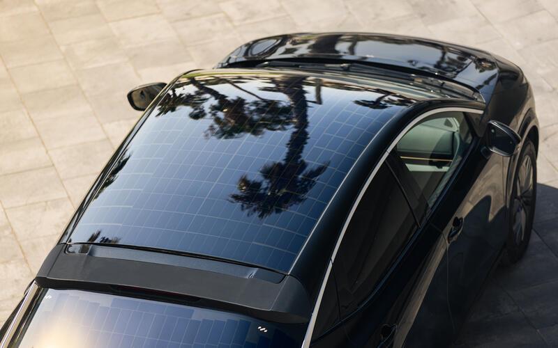 Das Konzeptfahrzeug von Nissan verfügt über Photovoltaik-Module aufMotorhaube, Dach und Heckklappe.GB-Foto: Nissan/Guillem Hernandez