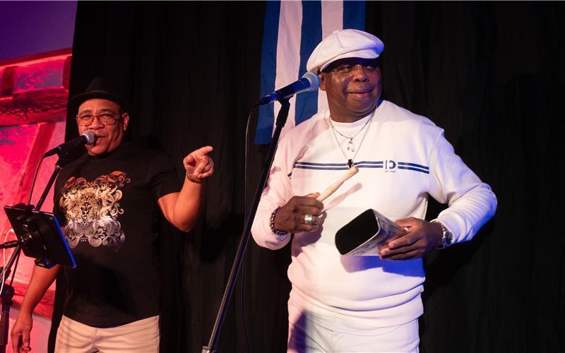 Das Konzert mit Roberto Santamaria (rechts) und seinem Begleiter José Eugenio in der Zehntscheuer Reusten lässt den Funken auf die Gäste überspringen. GB-Foto: Schmidt