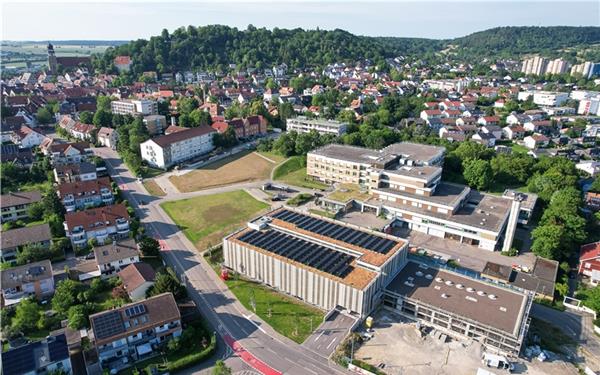 Das Krankenhaus in Herrenberg (hier mit dem neuen Parkhaus und der sich im Bau befindlichen Rettungswache des DRK) ist nicht nur eine politische Baustelle.