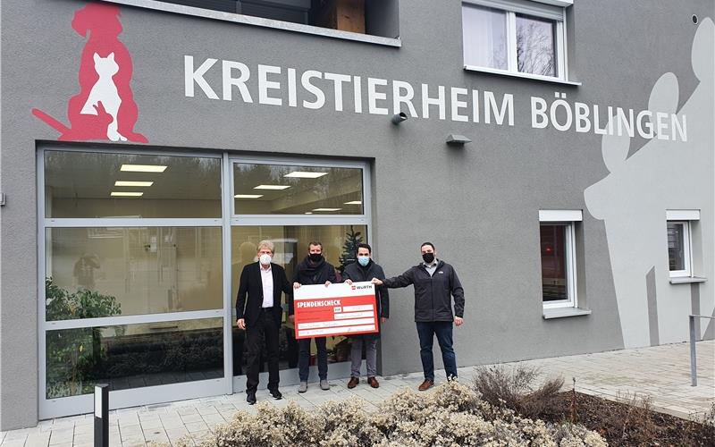 Das KreistierheimBöblingen freut sich über eine Spende der Adolf Würth GmbH & Co. KG. Niederlassungsleiter Thomas Braun und der stellvertretende Niederlassungsleiter Sebastian Eckmann überreichten einen Spendenscheck in Höhe von 1500 Euro an den stellvertretenden Vorstand der Kommunalanstalt Kreistierheim Wolf Eisenmann und den Leiter des Kreistierheims Torsten Alzinger. Wolf Eisenmann erklärte: „Wir haben uns sehr über die verfrühte Bescherung gefreut und möchten der Firma Würth herzlich für diese Spende danken. Sie wird in voller Höhe den Tieren zugutekommen.“ Die Firma Würth teilte mit: „Nach vielen Jahren, in denen wir an humanitäre Einrichtungen gespendet haben, war es nun an der Zeit an die Tiere zu denken und so einer vorbildlichen Einrichtung wie dem Kreistierheim etwas zugutekommen zu lassen. Ein besonderer Dank gilt unseren Kunden, da die Spende nur durch sie möglich ist.“ GB-Foto: gb