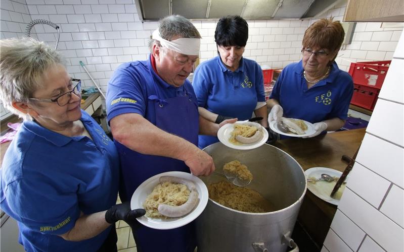 Das Küchenteam hat beim Öschelbronner Schlachtfest alle Hände voll zu tun GB-Foto: Bäuerle