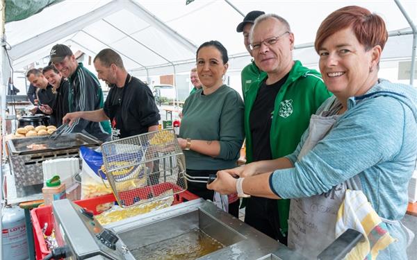 Das Küchenteam im Festzelt hat bei der Deckenpfronner Sichelhenke alle Hände voll zu tun. GB-Foto: Vecsey
