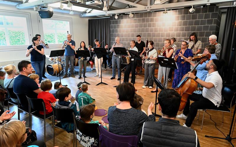 Das Lehrerkollegium der Musikschule präsentiert den Kindern, was die Instrumente können. GB-Foto: Holom