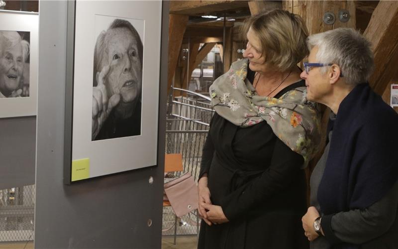 In den Gesichtern spiegelt sich das Leben wider „Das Leuchten in den Augen“ nehmen die Besucher der Vernissage in Augenschein GB-Foto: Bäuerle
