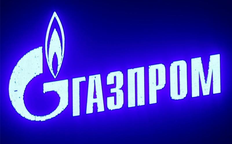 Das Logo des Energiekonzerns Gazprom auf einer Anlage des russischen Staatskonzerns in St. Petersburg. Foto: Stringer/dpa