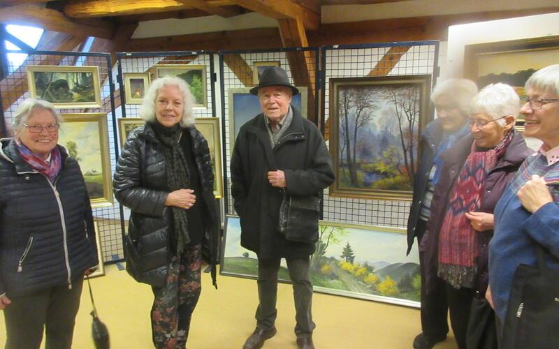 Das Mädchen im blauen Rock am Bach (siehe Bild unten) war als gereifte Frau unter den vielen Besuchern am letzten Ausstellungstag. Ihr nochmaliges Kommen als die jüngste Tochter des Kunstmalers Karl Kühnle war eine große Freude. GB-Fotos: gb