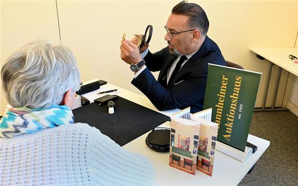 Das Mannheimer Auktionshaus im Hotel Aramis in Nebringen: Charles Bamberger prüft gerade ein Schmuckstück auf seinen materiellen Wert. GB-Foto: Holom