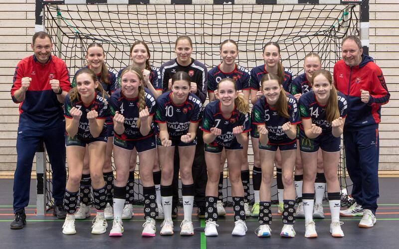 Das Meisterteam der weiblichen C-Jugend der SG H2Ku Herrenberg in der Oberliga Staffel 3 mit (hintere Reihe von links) Trainer Andreas Dreher, Amelie Krebs, Yara Ritter, Alison Cramer, Mila Hammer, Ida Hellener, Julie Dreher, Trainer Carsten Krebs, (vordere Reihe von links): Alicia Pitigoi, Thea Böse, Feli Kurz, Romy Wohlbold, Carlotta Keipert und Emma Schuster.GB-Foto: gb