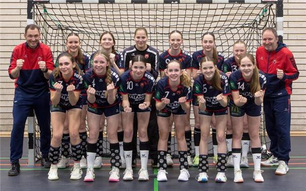 Das Meisterteam der weiblichen C-Jugend der SG H2Ku Herrenberg in der Oberliga Staffel 3 mit (hintere Reihe von links) Trainer Andreas Dreher, Amelie Krebs, Yara Ritter, Alison Cramer, Mila Hammer, Ida Hellener, Julie Dreher, Trainer Carsten Krebs, (vordere Reihe von links): Alicia Pitigoi, Thea Böse, Feli Kurz, Romy Wohlbold, Carlotta Keipert und Emma Schuster.GB-Foto: gb