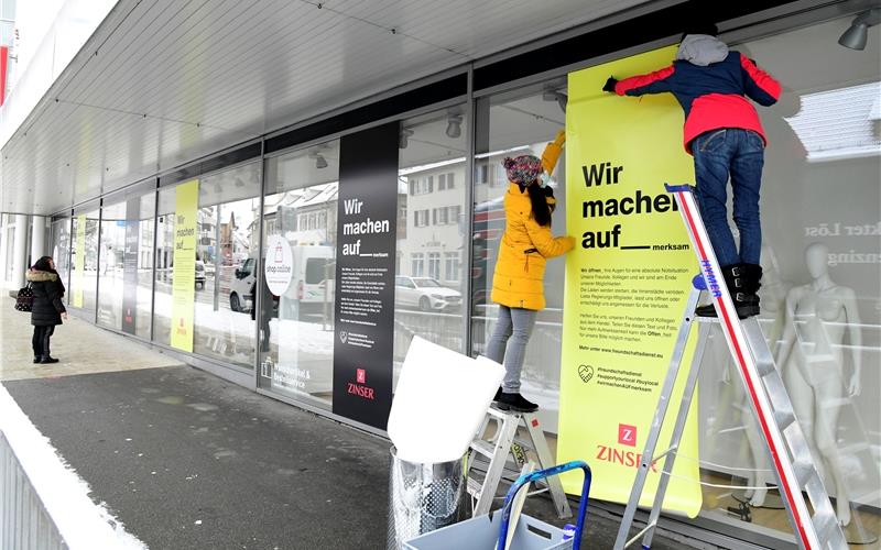 Das Modehaus Zinser dekoriert Schaufenster mit den Aktions-Plakaten „Wir machen auf_merksam“ GB-Foto: Holom