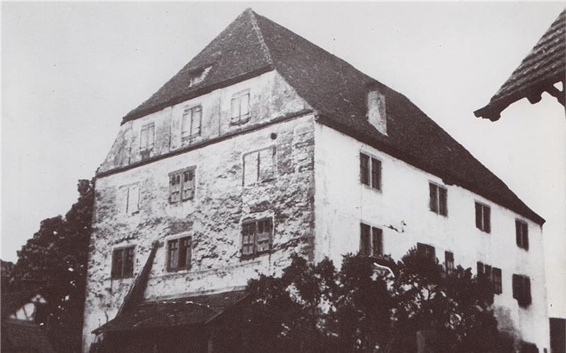 Das Mötzinger Schloss – hier auf einem alten Foto – vor dem Brand im Jahr 1944.GB-Foto: gb