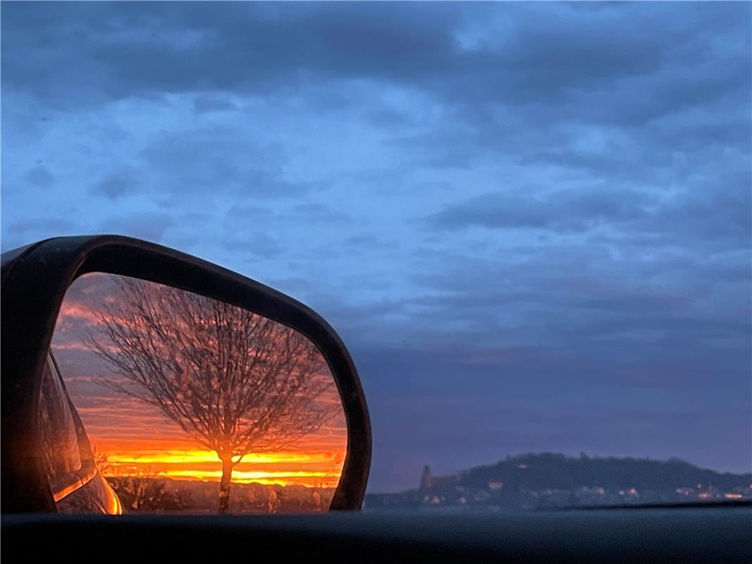 Das Morgenrot im Rückspiegel, die Stiftskirche am Horizont. Von Antje Bahlinger ...