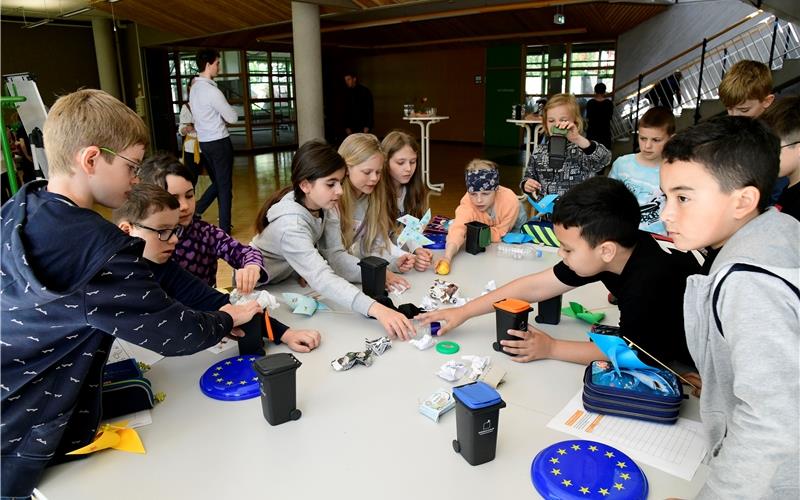 Das „Müll-Abc“ lehrte die Nufringer Schüler die Abfalltrennung, Frisbees im Europa-Look luden zum Spielen ein. GB-Foto: Holom