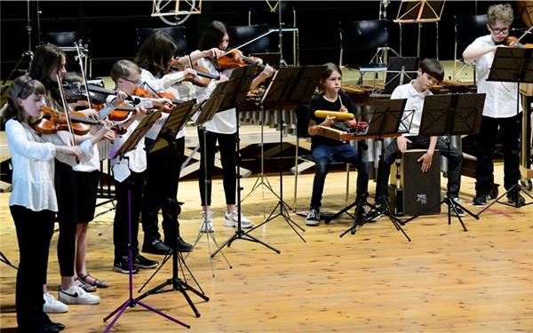 Das Musikschulensemble Violontissimo unter der Leitung von Diana Poppei bei seinem Auftritt in der Stadthalle. GB-Foto: Holom