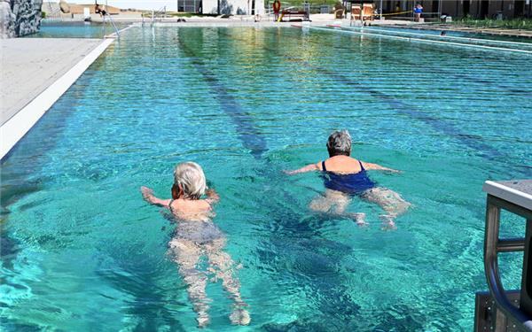 Das Naturfreibad hat begeisterte Stammgäste, die es kaum erwarten konnten, am ersten Öffnungstag am Wochenende ins kühle Nass zu springen. GB-Foto: Holom