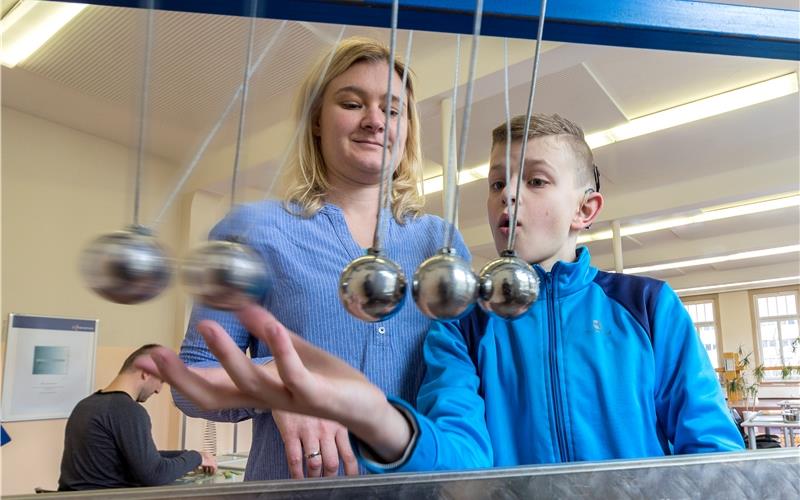 Das Newton-Pendel im Erlebnismuseum „Experimenta“ gibt Jung wie Alt interessante Einblicke in die Wissenschaft GB-Foto (Archiv): Stadt Freudenstadt/Heike Butschkus