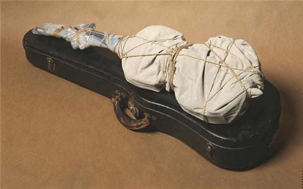 Das Objekt „Wrapped Violin“ ist eine Leihgabe der Sammlung Würth und ist im Diözesanmuseum ausgestellt.GB-Foto: Wrapped Violin, 1994, Sammlung Würth,Inv. 7489, Foto: André Grossmann ©VG Bild-Kunst, Bonn, 2025