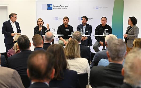 Das Optimismus-Podium der IHK-Bezirkskammer Böblingen (von links): Andreas Weeber, Katharina David, Maximilian Hoffart, Raphael Bilz, Stefan Halanke und die Leitende Geschäftsführerin Marion Oker. GB-Foto: Reichert
