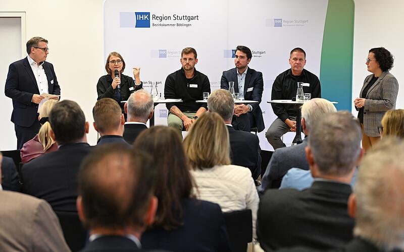Das Optimismus-Podium der IHK-Bezirkskammer Böblingen (von links): Andreas Weeber, Katharina David, Maximilian Hoffart, Raphael Bilz, Stefan Halanke und die Leitende Geschäftsführerin Marion Oker. GB-Foto: Reichert