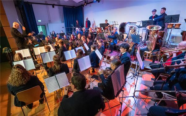 Das Orchester des Musikvereins legte rasante Genrewechsel bei seinem Frühjahrskonzert hin. GB-Foto: Vecsey