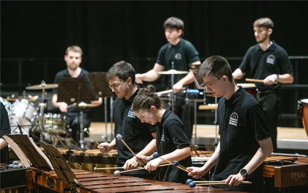 Das Percussion-Ensemble sorgte für ein Fest der Rhythmen in der Stadthalle. GB-Foto: Schmidt