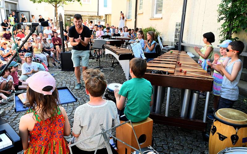 Das Percussionensemble von Johannes Reischmann belebte den Klosterhof. GB-Foto: Holom