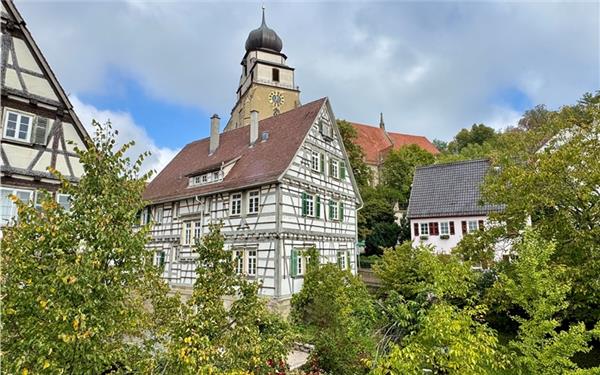 Das Pfarrhaus Nord am Burgrain 2 (Mitte) ist verkauft.GB-Foto: Denu