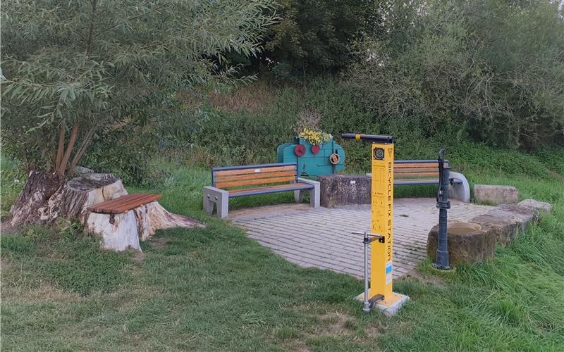 Das Poltringer „Bermuda-Dreieck“ ist seit kurzem mit Radstation, Schattenplatz, Brunnen und Dekoration ausgestattet. GB-Foto: Straub