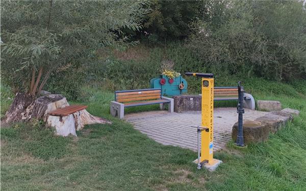 Das Poltringer „Bermuda-Dreieck“ ist seit kurzem mit Radstation, Schattenplatz, Brunnen und Dekoration ausgestattet. GB-Foto: Straub