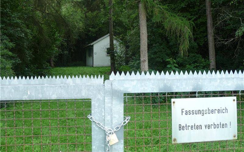 Das Pumpwerk Brunnwiesen oberhalb der Gültsteiner Mühle: Der Brunnen versorgte bis etwa 1980 Gültstein mit Trinkwasser, anschließend wurde dort noch Industriewasser für das Rigipswerk gefördert. Heute nutzt der Obst- und Gartenbauverein noch das Wasser. Bei den Stadtwerken Herrenberg gibt es langfristige Überlegungen, es wieder zu Trinkwasser aufzubereiten. GB-Fotos: Reichert