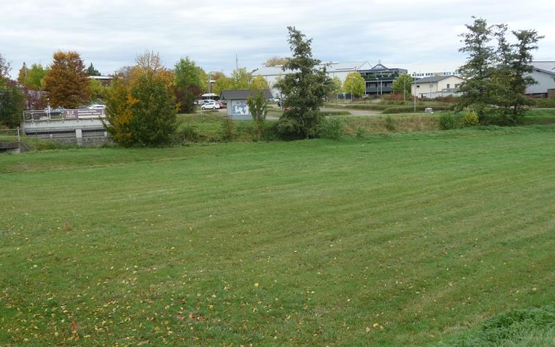Das Regenüberlaufbecken zwischen dem Kreisel am „Kerzenstüble“ und dem P+R-Platz für Bahnreisende wird zum Bauplatz für das Kinderhaus. Dieses wird auf Pfähle gestellt, damit das Regenüberlaufbecken seine Funktion weiterhin erfüllen kann. GB-Foto: Reichert