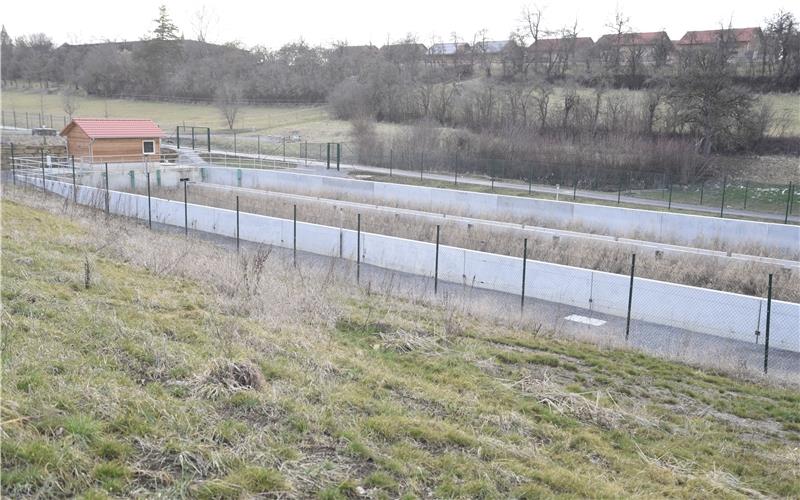 Das Retentionsbecken des Abwasserzweckverbands Bondorf-Hailfingen auf Markung Bondorf soll dafür sorgen, dass die Feststoffe bereits weit vor der Kläranlage aus dem Abwasser herausgefiltert werden. GB-Foto: Reichert