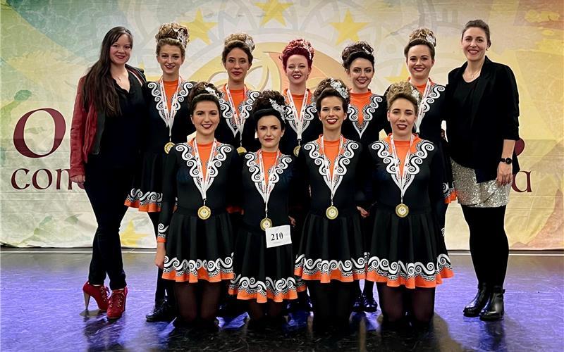Das Rince-Cara-Team bei der EM mit (hintere Reihe v. li.) Lilith Berner, Valerie Stillwachs, Judita Kegreiß, Pauline Sattler, Lea Schillaci, Nina Bürglin, Tereza Bernardova, (vorne v. li.) Bente Rautenstrauch, Erblina Banushi, Ellen Stoll und Theresa Mertz. GB-Foto: gb