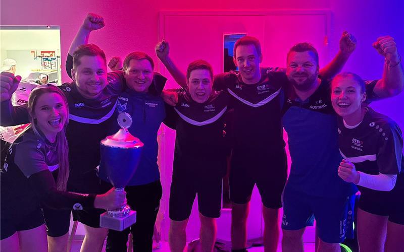 Das „STB-Kompetenzteam“ mit Ann-Katrin Motteler (rechts) feiert die Titelverteidigung beim Mitternachtsturnier. GB-Foto: gb