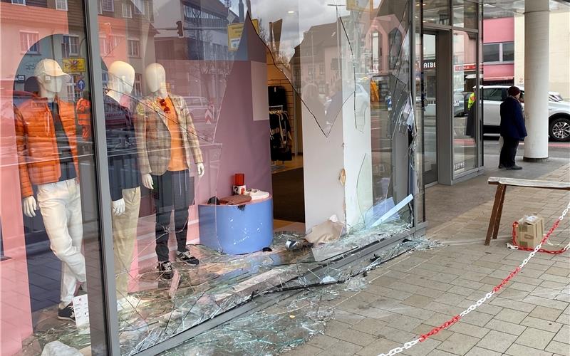 Opel landet nach Unfall in Zinser-Schaufenster Das Schaufenster des Modehauses Zinser war nach dem Unfall nur noch ein Scherbenhaufen. GB-Fotos: gb