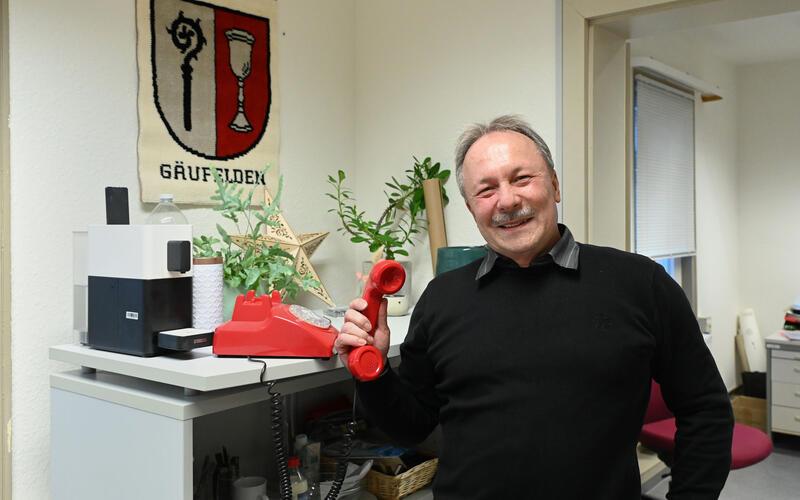 Das Schnurtelefon stand in der Anfangszeit Andreas Strohbachs noch auf dem Schreibtisch im Gäufeldener Rathaus.GB-Foto: Holom