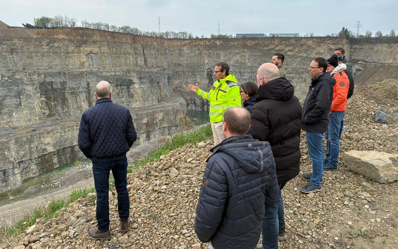 Das Schotterwerk hat einen enorm hohen Energiebedarf, wie der Gemeinderat von Geschäftsführer Hans-Martin Kübler (Mitte, in gelber Jacke) erfährt. GB-Foto: gb