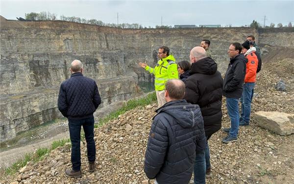 Das Schotterwerk hat einen enorm hohen Energiebedarf, wie der Gemeinderat von Geschäftsführer Hans-Martin Kübler (Mitte, in gelber Jacke) erfährt. GB-Foto: gb